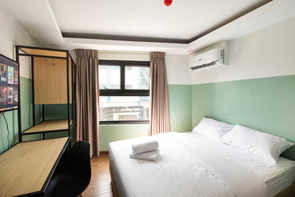 Apartment St. Marvin Makati M203